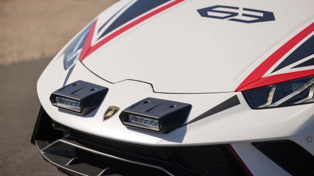Lamborghini Huracán Sterrato kum zeminde sürüş esnasında