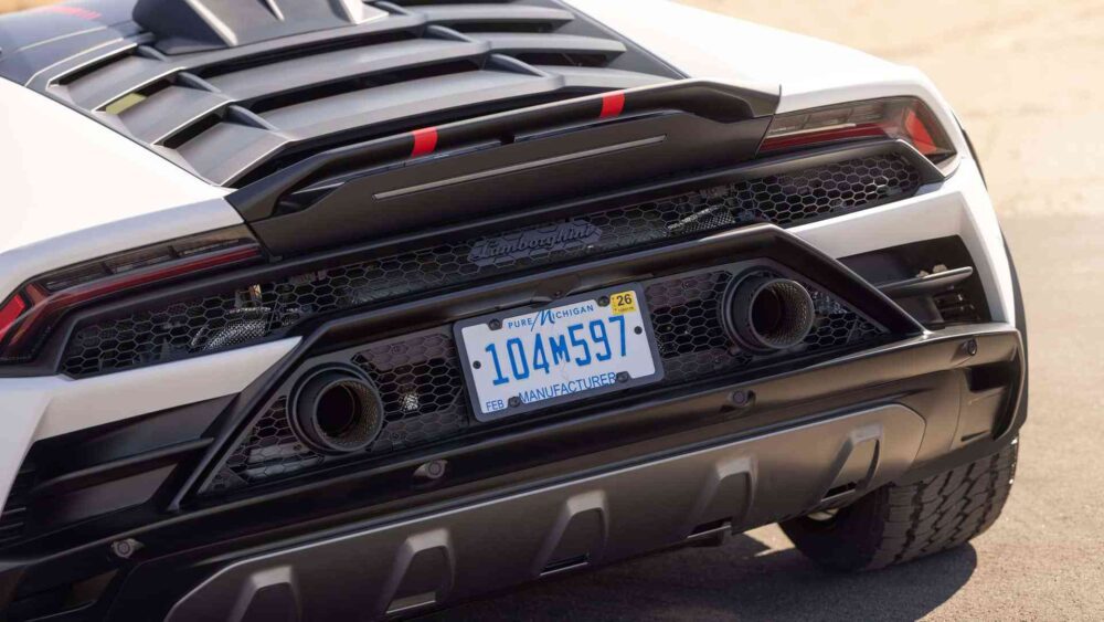 Lamborghini Huracán Sterrato kum zeminde sürüş esnasında