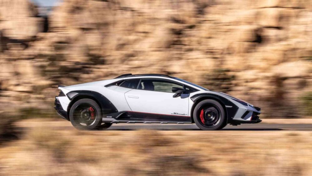 Lamborghini Huracán Sterrato kum zeminde sürüş esnasında