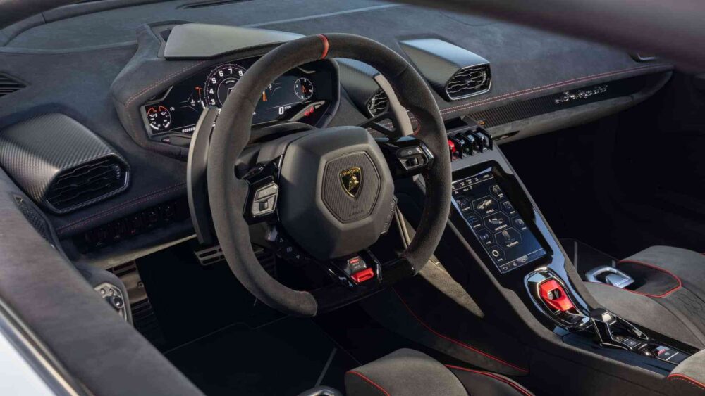 Lamborghini Huracán Sterrato içten görünüm 