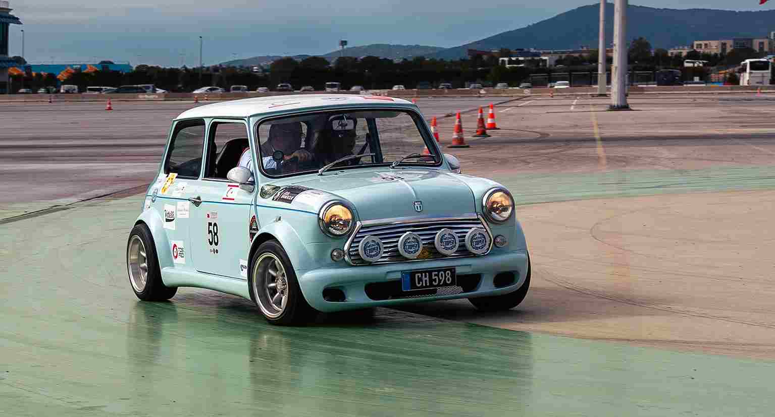 Cumhuriyet Rallisi’nin ikinci gününde TOSFED İstanbul Park pistinde slalom testi yapan klasik araçlar.