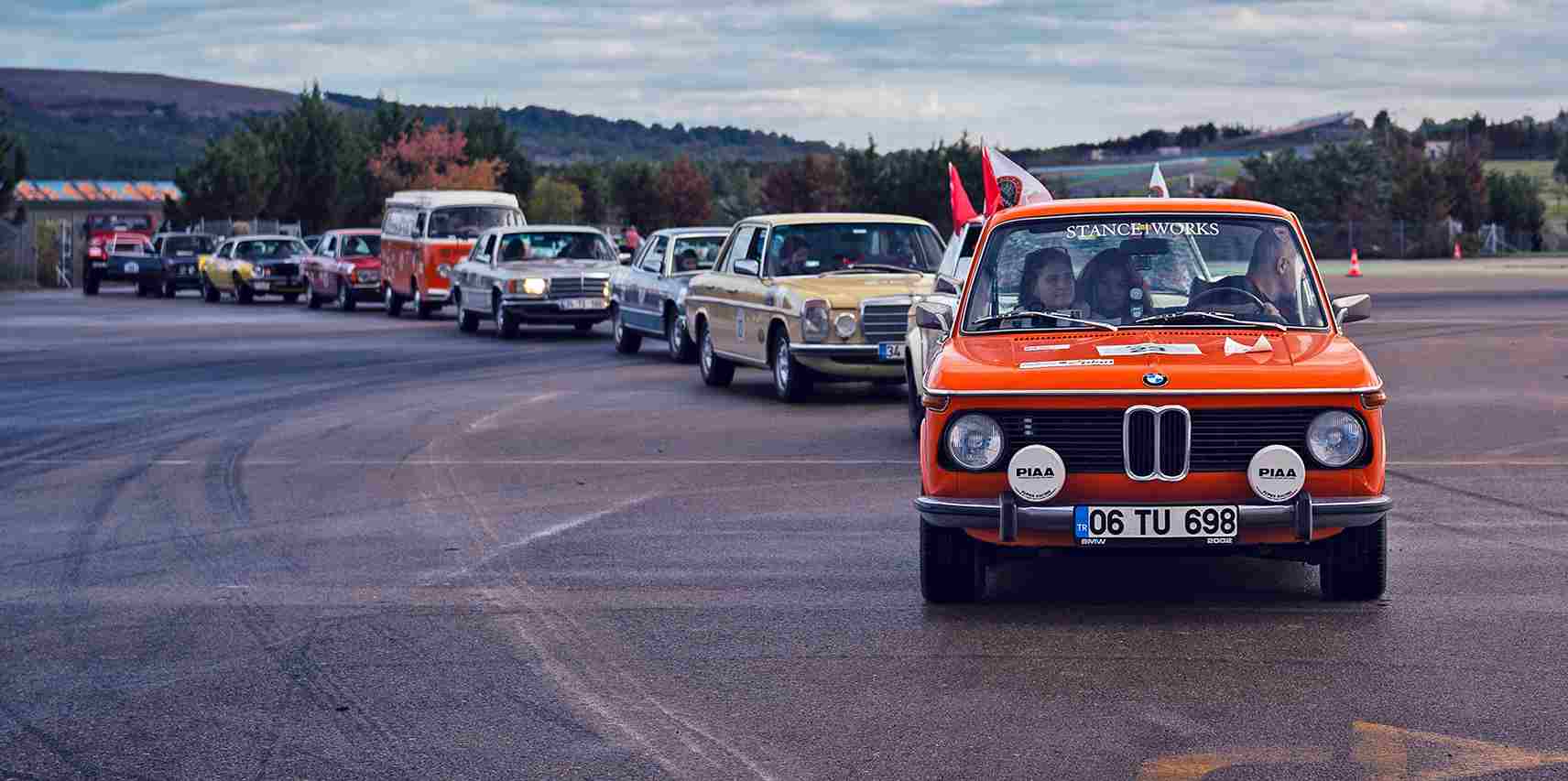 Cumhuriyet Rallisi’nin ikinci gününde TOSFED İstanbul Park pistinde slalom testi yapan klasik araçlar.