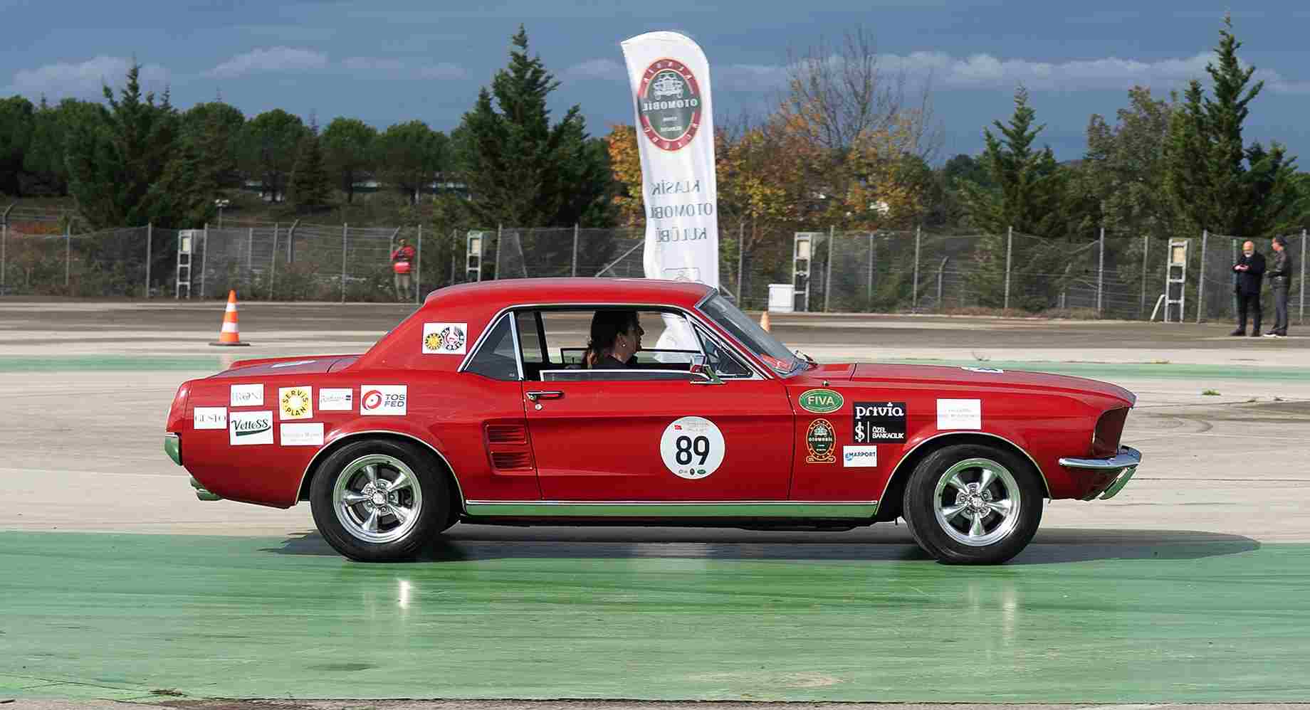 Cumhuriyet Rallisi’nin ikinci gününde TOSFED İstanbul Park pistinde slalom testi yapan klasik araçlar.