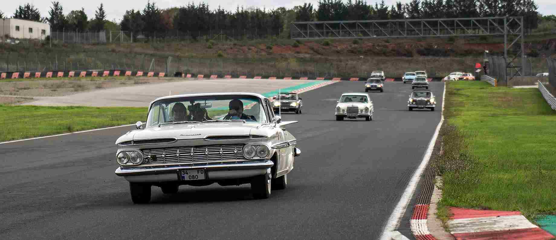 Cumhuriyet Rallisi’nin ikinci gününde TOSFED İstanbul Park pistinde slalom testi yapan klasik araçlar.