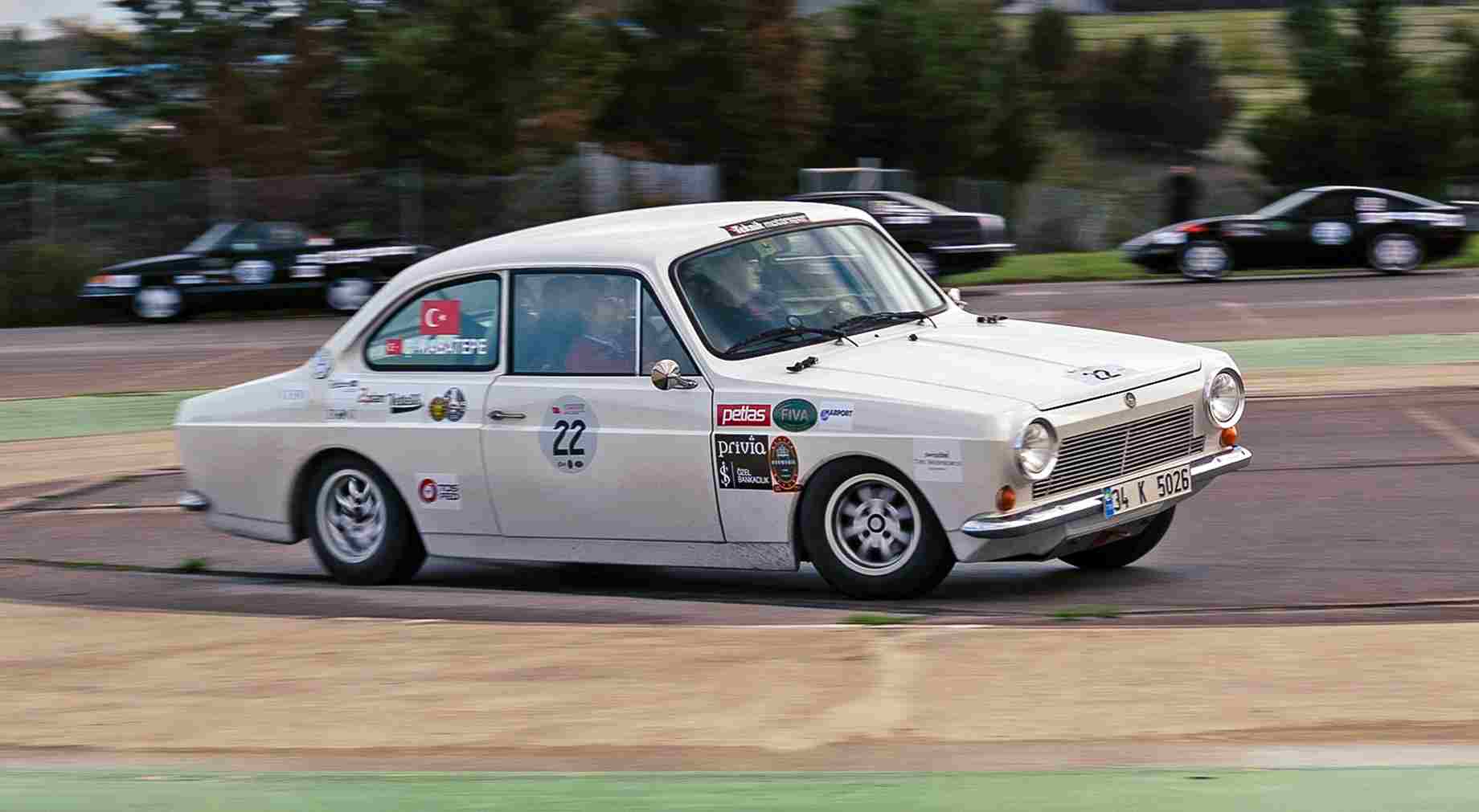 Cumhuriyet Rallisi’nin ikinci gününde TOSFED İstanbul Park pistinde slalom testi yapan klasik araçlar.