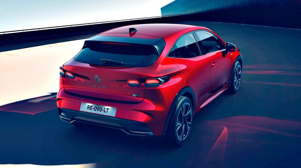 Yeni Renault Clio E-Tech hibrit versiyonu – 3.9 l/100 km tüketim, 89 g/km CO₂ emisyonu ve şehir içi sürüş için optimize edilmiş teknoloji
