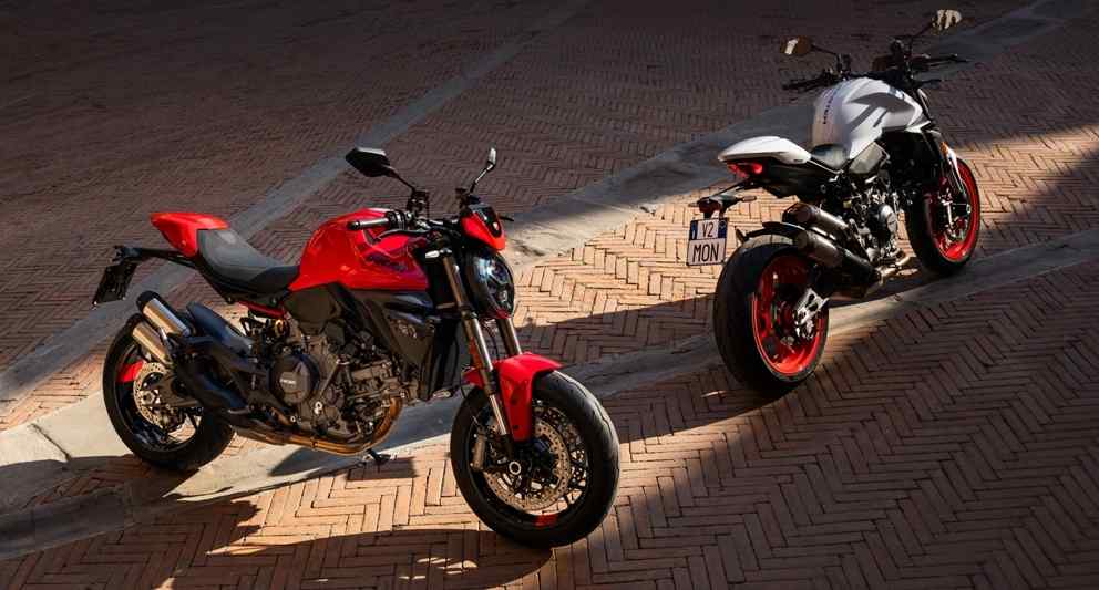 Ducati Monster 890 V2 – Iceberg White renk seçeneğinde, sade ve kaslı gövde hatlarıyla yeni nesil naked motosiklet.