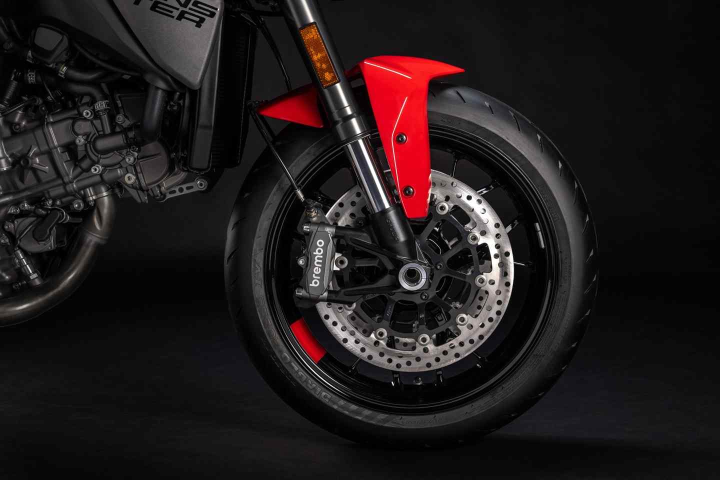 Ducati Monster 890 V2 – Iceberg White renk seçeneğinde, sade ve kaslı gövde hatlarıyla yeni nesil naked motosiklet.