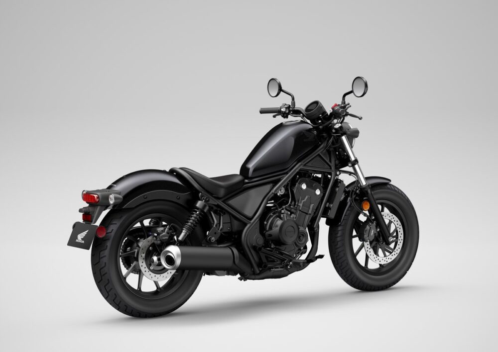 Yeni Honda Rebel 500, hafif yapısı ve klasik cruiser tarzıyla şehirde öne çıkıyor
