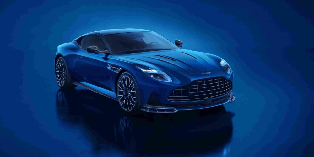 Aston Martin DB12 S önden görünüm: çift parçalı splitter ve dörtlü egzoz detaylı aerodinami paketi