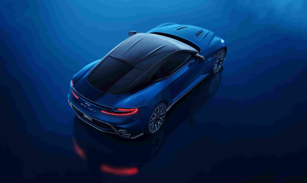 Aston Martin DB12 S önden görünüm: çift parçalı splitter ve dörtlü egzoz detaylı aerodinami paketi