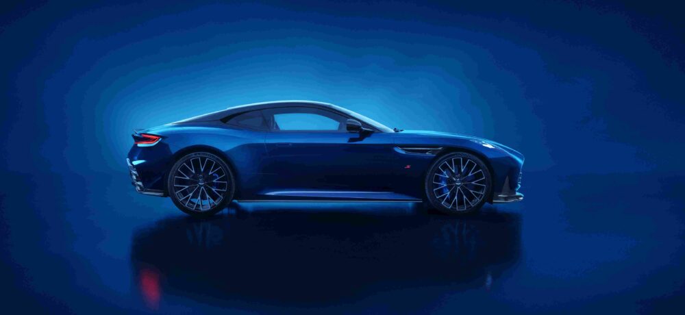 Aston Martin DB12 S önden görünüm: çift parçalı splitter ve dörtlü egzoz detaylı aerodinami paketi