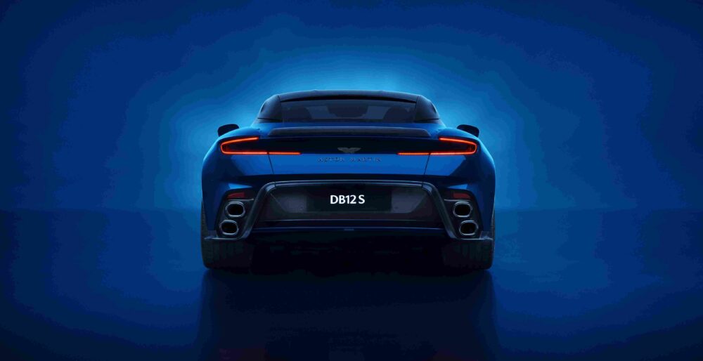 Aston Martin DB12 S önden görünüm: çift parçalı splitter ve dörtlü egzoz detaylı aerodinami paketi