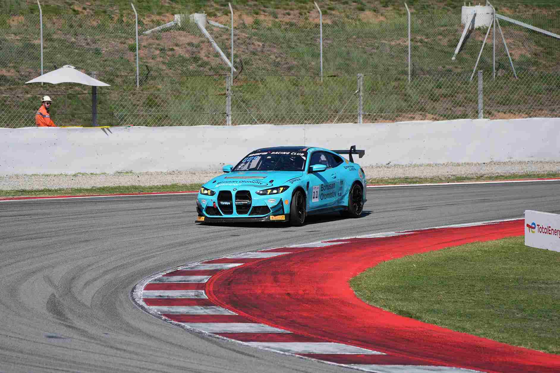 Borusan Otomotiv Motorsport BMW yarış otomobiliyle Barcelona-Catalunya Pisti’nde podyum kutlaması yaparken
