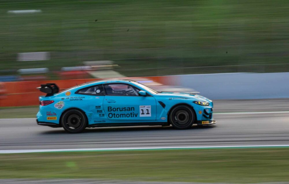 Borusan Otomotiv Motorsport BMW yarış otomobiliyle Barcelona-Catalunya Pisti’nde podyum kutlaması yaparken
