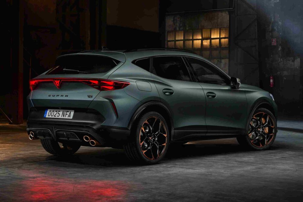 Cupra Formentor VZ5’in dört bakır uçlu egzoz tasarımı detay görüntüsü