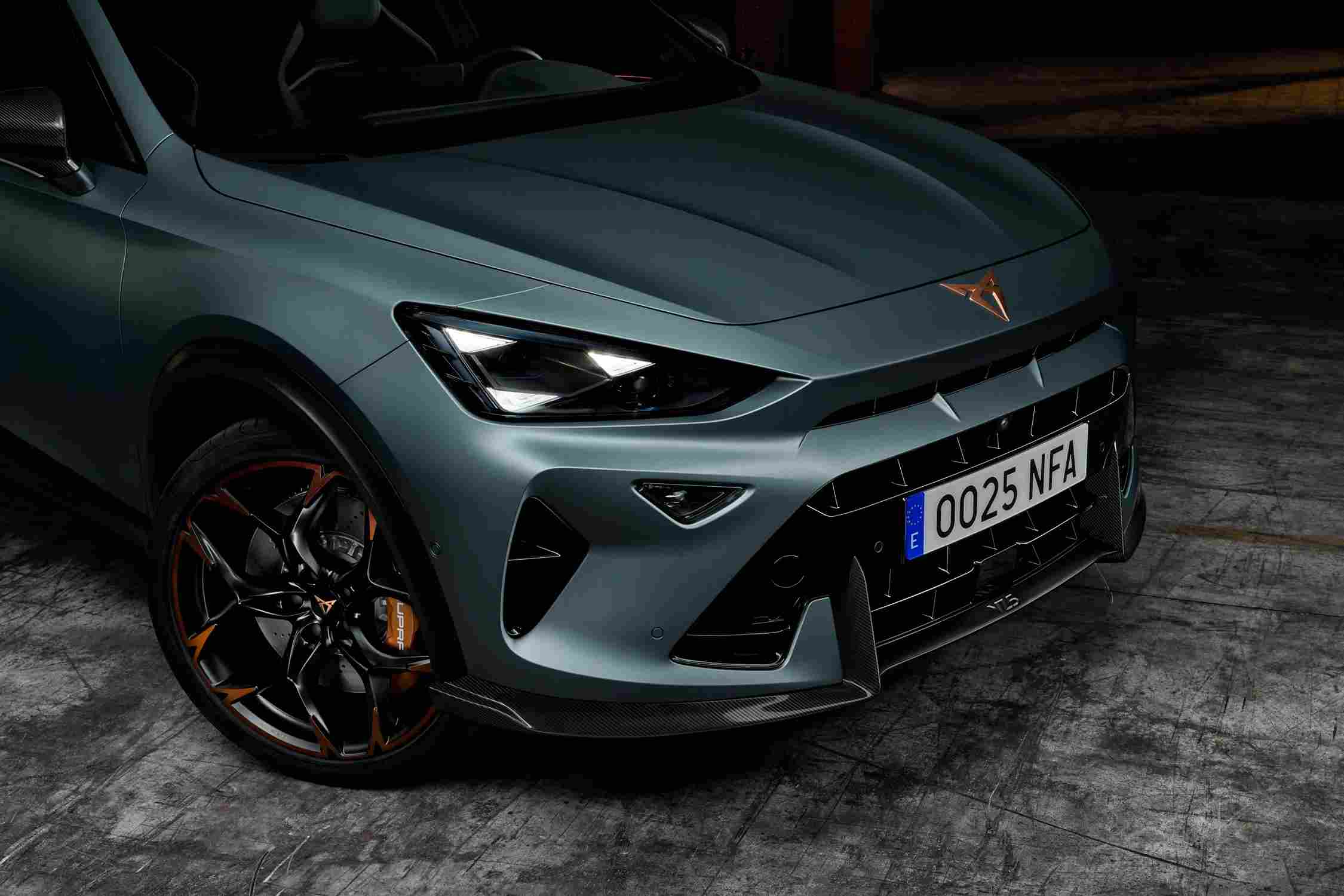 Cupra Formentor VZ5 Shark Nose far tasarımıyla önden görünüm