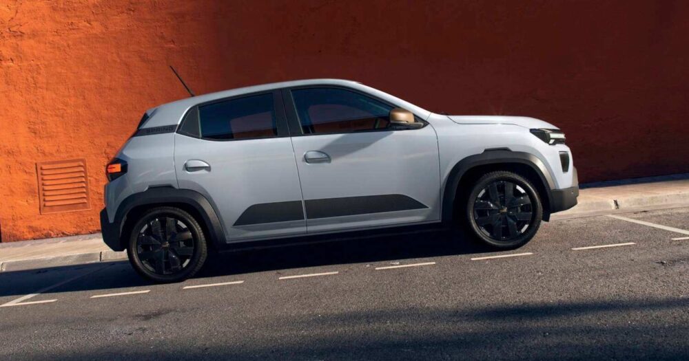 Dacia Spring Extreme versiyonu, bakır renkli dış detaylarıyla önden görünüm.