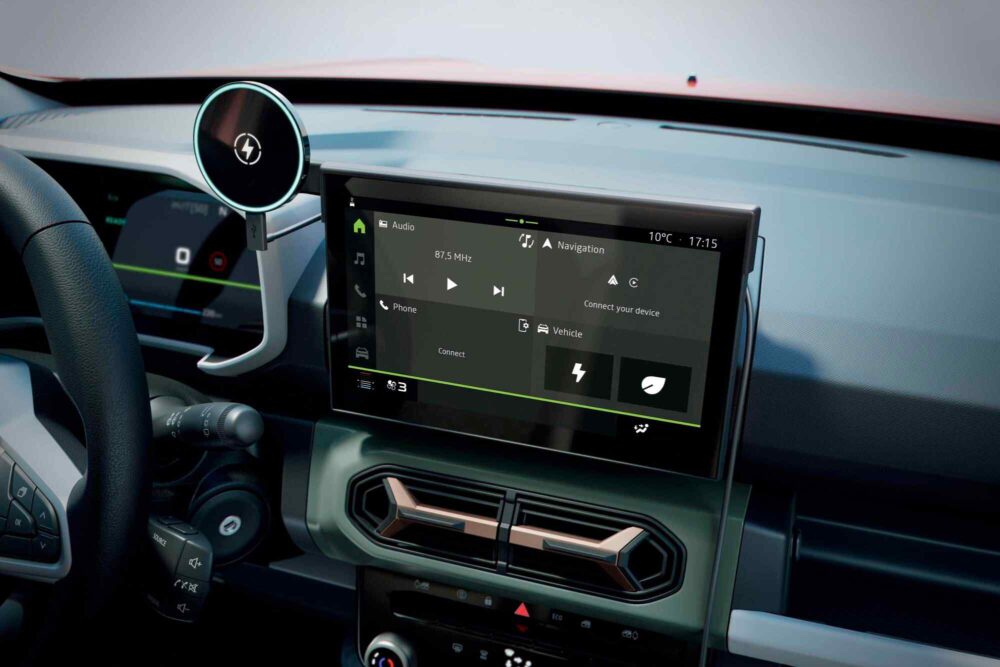Dacia Spring’in iç mekânında 10.1 inç multimedya ekran ve YouClip aksesuar sistemi.