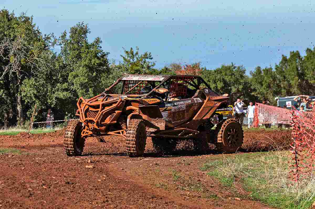 2025 Türkiye Offroad Şampiyonası – Denizli DENDOFF yarışında çamurlu parkurda ilerleyen offroad araçları.