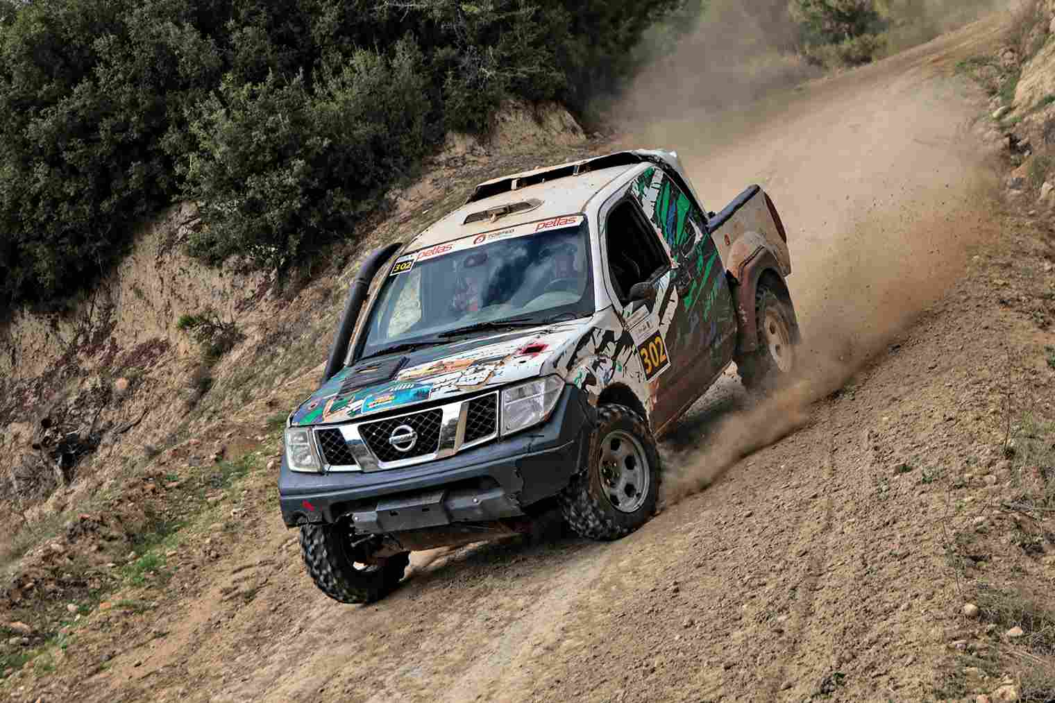 Merkezefendi Belediyesi Offroad Parkuru’nda seyirciler önünde rampa çıkışı yapan araç.