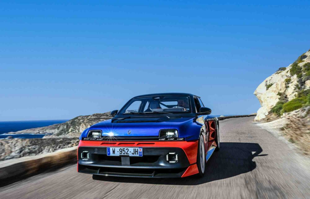 Renault 5 Turbo 3E karbon gövde ve ikonik yarış renkleriyle