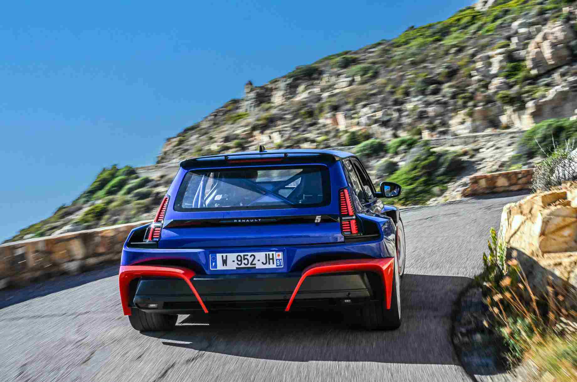 Renault 5 Turbo 3E karbon gövde ve ikonik yarış renkleriyle