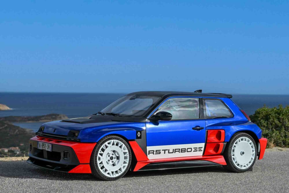 Renault 5 Turbo 3E karbon gövde ve ikonik yarış renkleriyle