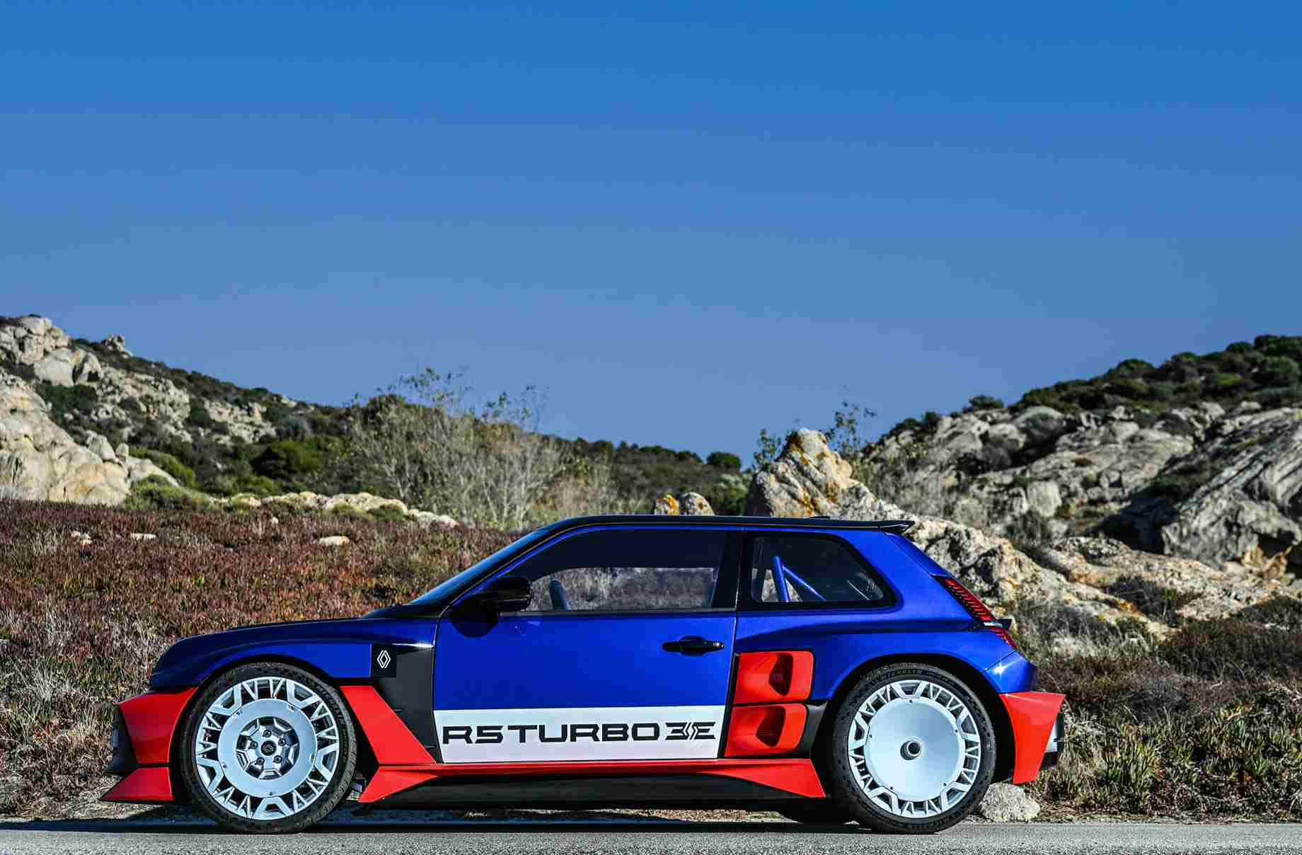 Renault 5 Turbo 3E karbon gövde ve ikonik yarış renkleriyle