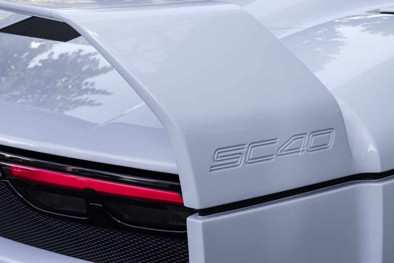 Ferrari SC40’un özel beyaz rengi ve yan gövde hattı