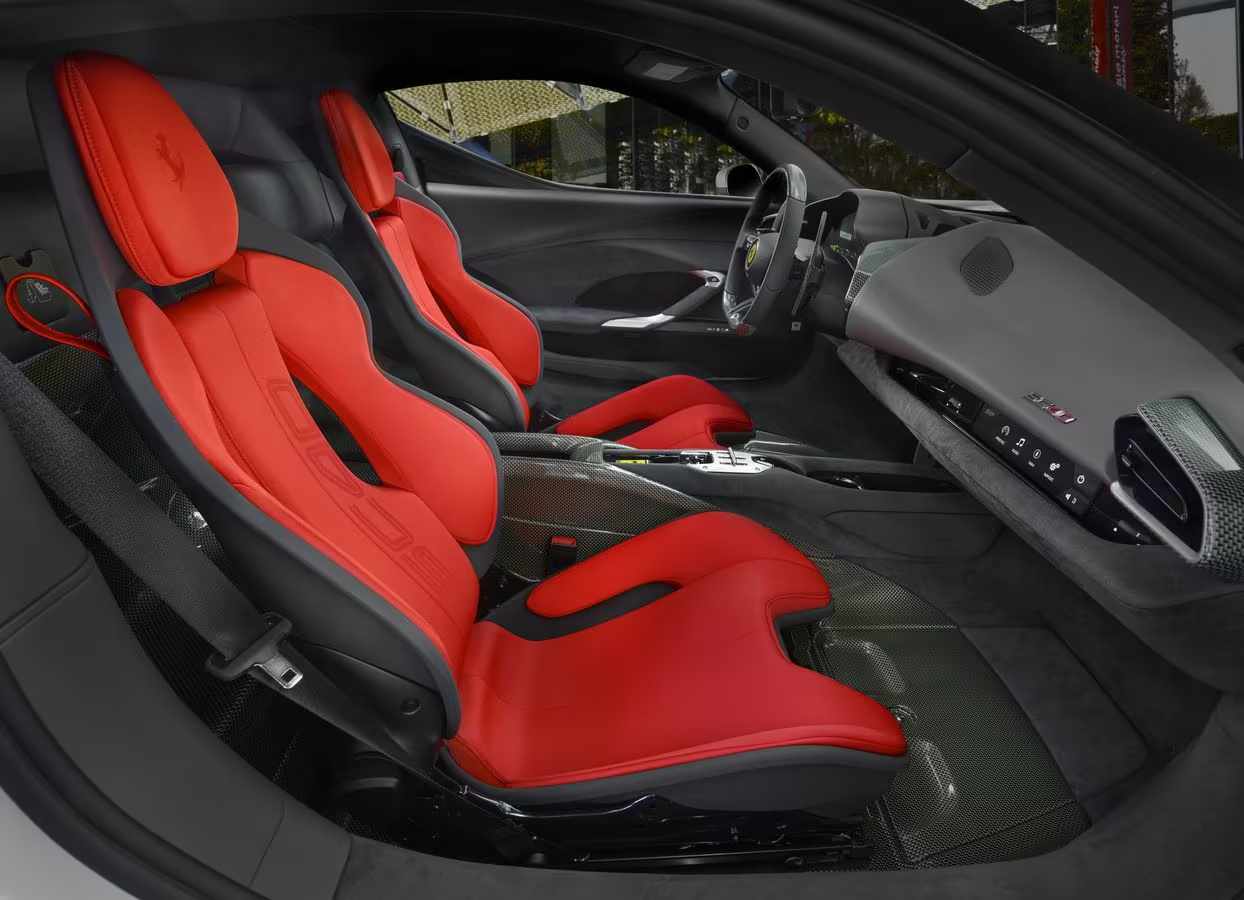 SC40’un karbon-Kevlar detaylı iç mekanı ve kırmızı jakarlı koltukları