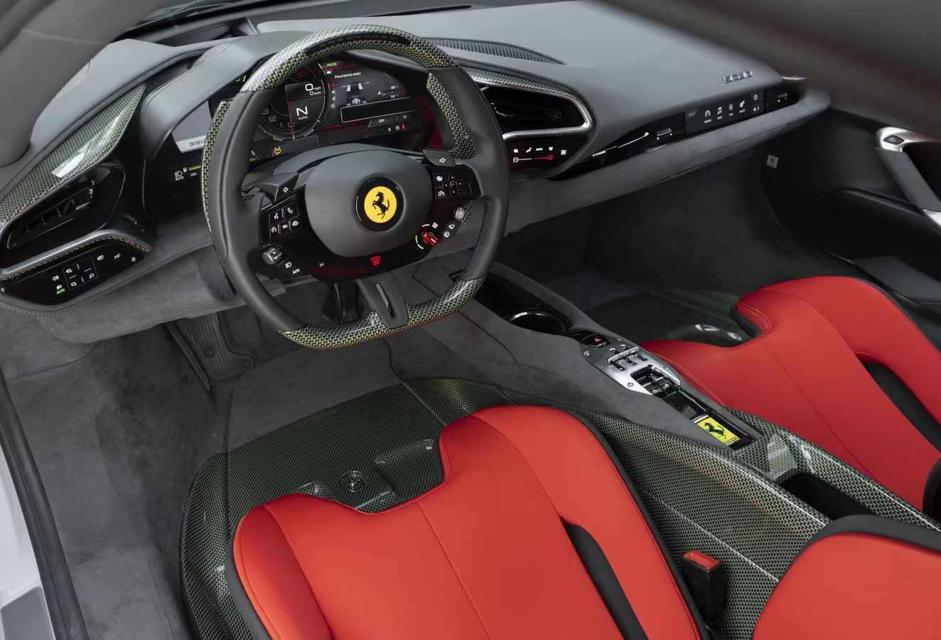 SC40’un karbon-Kevlar detaylı iç mekanı ve kırmızı jakarlı koltukları