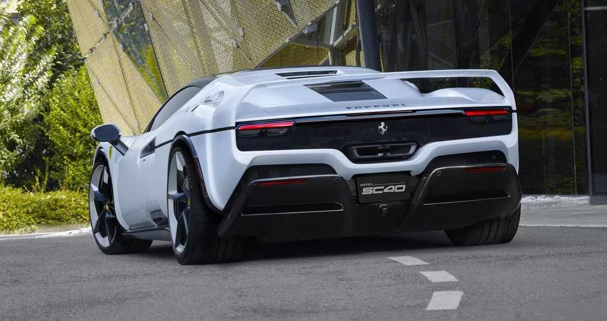 Ferrari SC40’un sabit kanatlı arka bölüm ve egzoz tasarımı