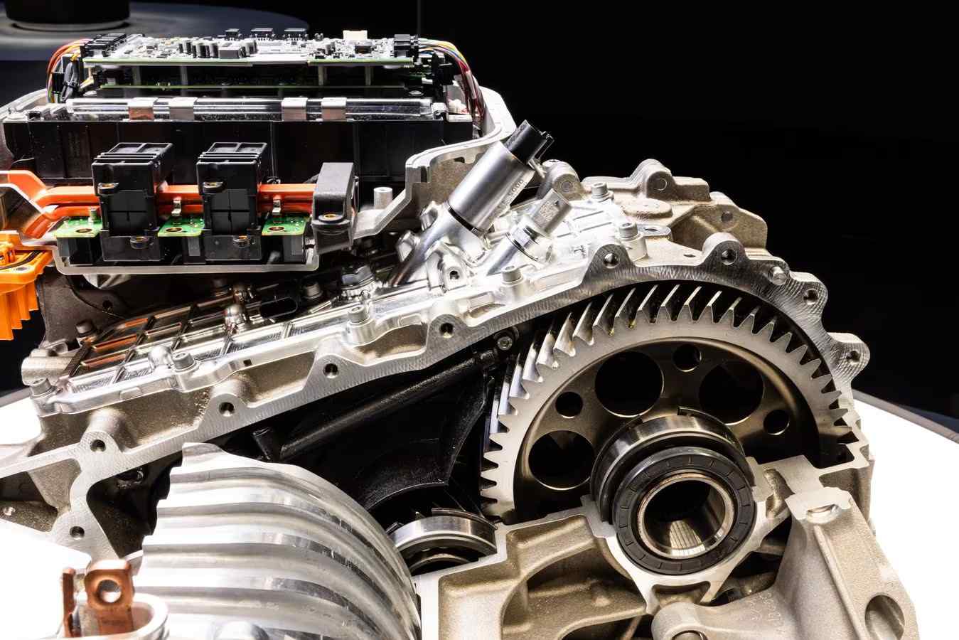 Ferrari Elettrica – 1000 beygir güç, 530 km menzil ve 2.5 saniyelik hızlanmasıyla markanın ilk tam elektrikli süper otomobili.