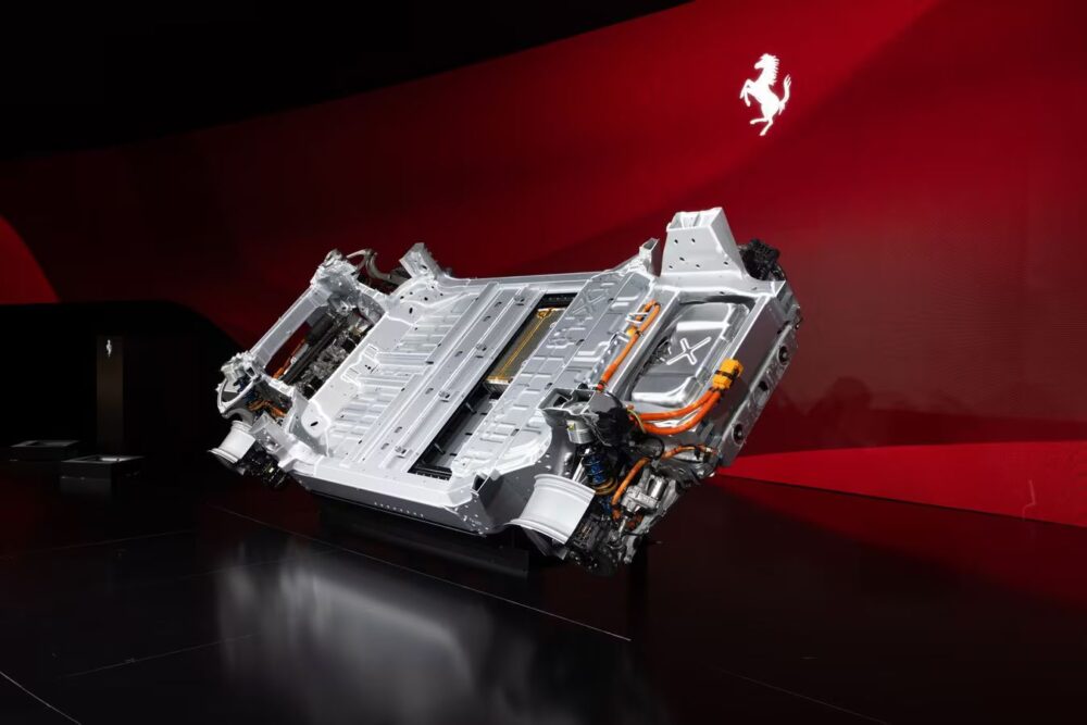 Ferrari Elettrica – 1000 beygir güç, 530 km menzil ve 2.5 saniyelik hızlanmasıyla markanın ilk tam elektrikli süper otomobili.