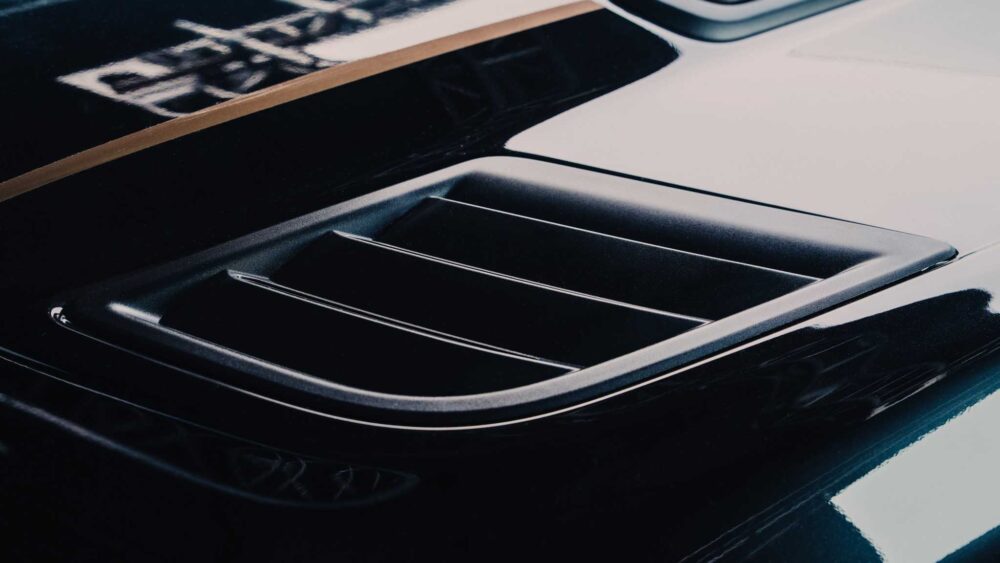 5.7 litrelik Hemi V8 üzerine eklenen 3.0 litrelik Whipple süperşarj sistemi ile artırılmış güç.