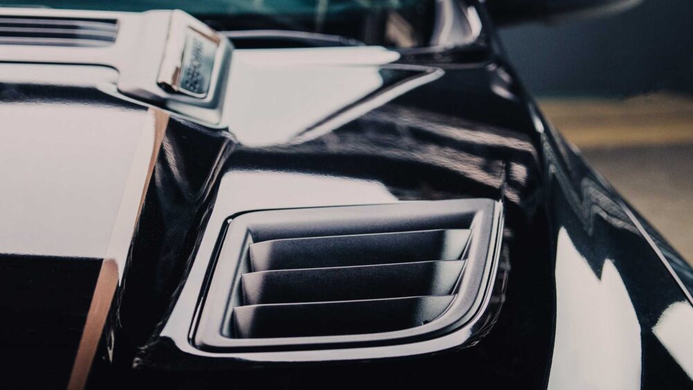 5.7 litrelik Hemi V8 üzerine eklenen 3.0 litrelik Whipple süperşarj sistemi ile artırılmış güç.