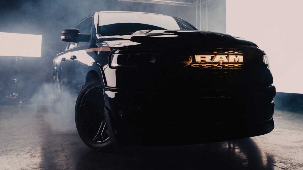 Fox Factory imzalı süperşarjlı 650 hp Ram 1500, özel gövde kiti ve aerodinamik detaylarıyla dikkat çekiyor.