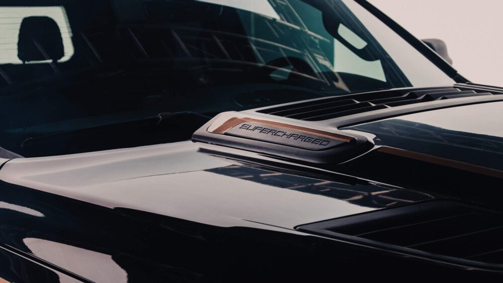 5.7 litrelik Hemi V8 üzerine eklenen 3.0 litrelik Whipple süperşarj sistemi ile artırılmış güç.