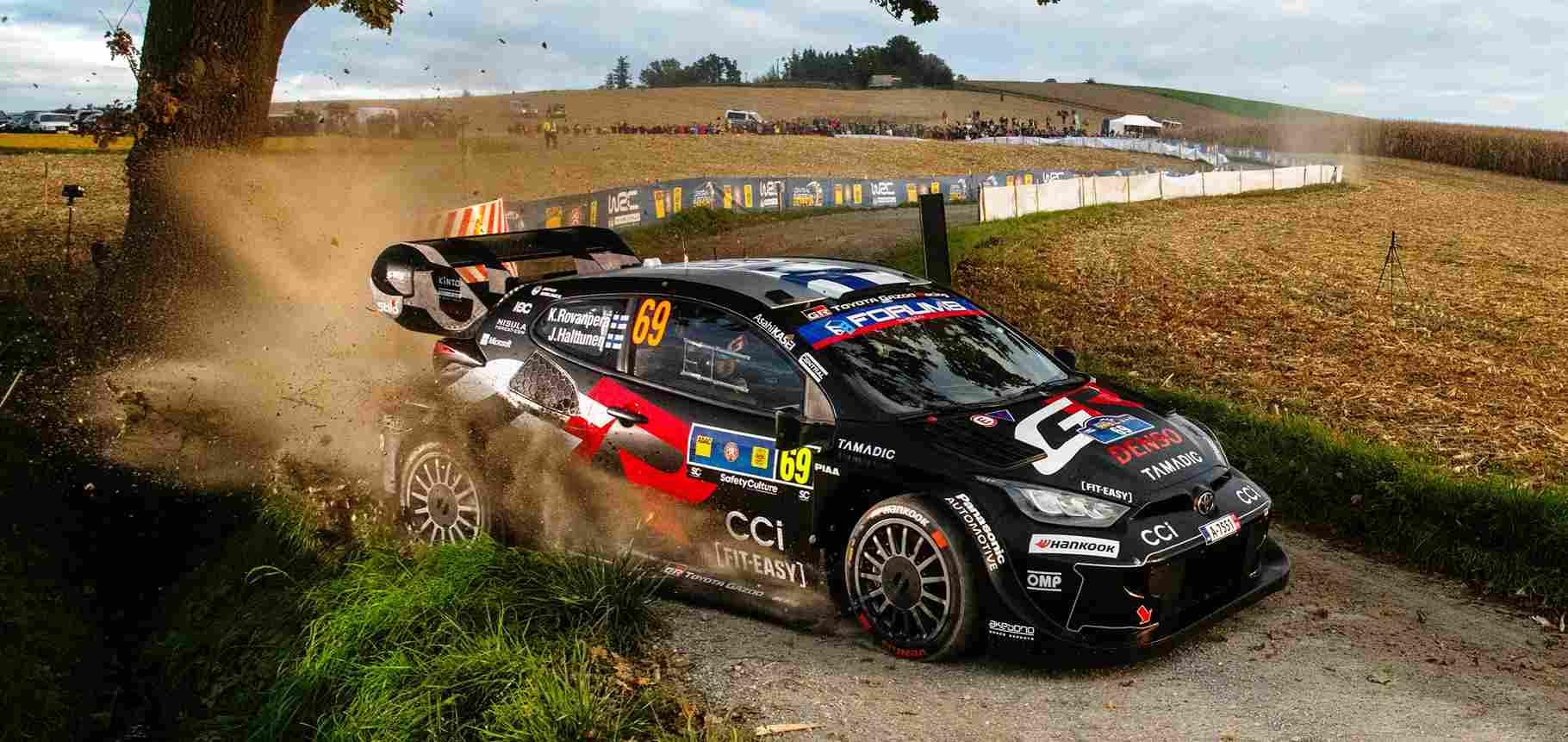 Toyota pilotları Sébastien Ogier ve Kalle Rovanperä, Merkez Avrupa Rallisi’nin ilk gününde 0.6 saniyelik farkla nefes kesen bir mücadeleye sahne oldu.