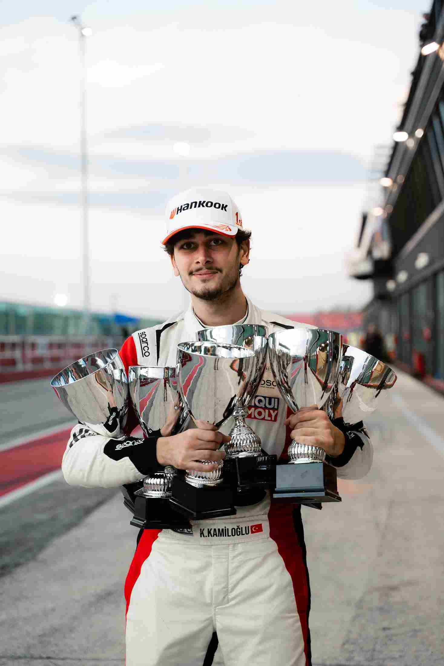 Koray Kamiloğlu Misano’da Coppa Italia Turismo yarışında birincilik kürsüsünde Türk bayrağıyla kutlama yaparken.