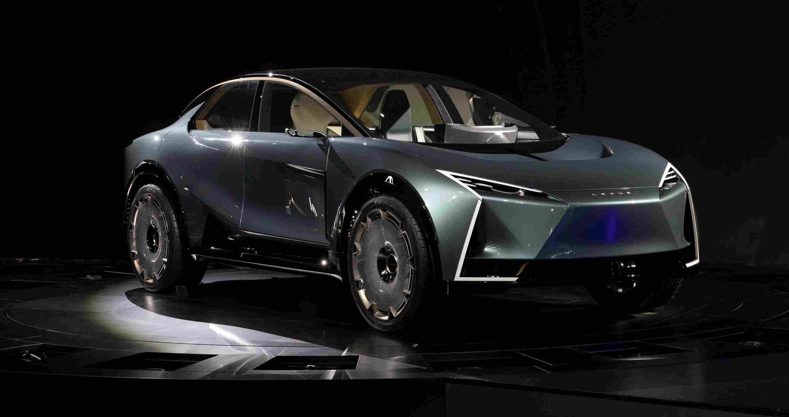 Lexus LS Concept, Japan Mobility Show 2025 sahnesinde altı tekerlekli yapısıyla “Luxury Space” çağını başlatıyor.