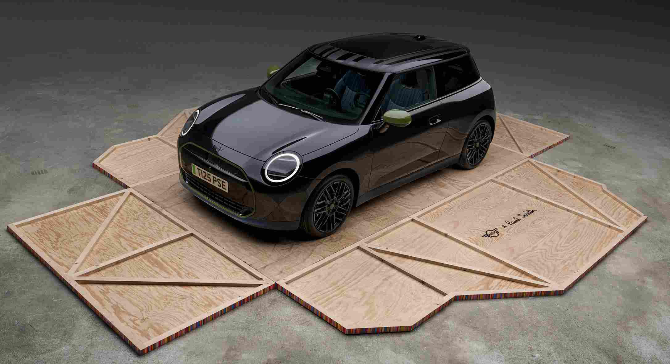 MINI Paul Smith Edition, Nottingham Green detaylar ve özgün iç tasarımıyla Japonya’da tanıtıldı.