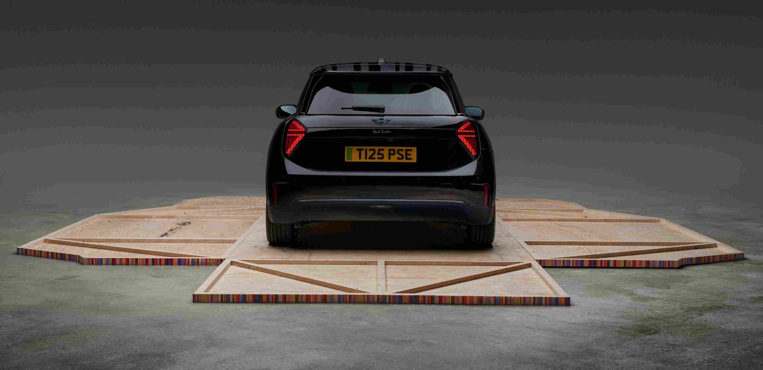 MINI Paul Smith Edition, Nottingham Green detaylar ve özgün iç tasarımıyla Japonya’da tanıtıldı.