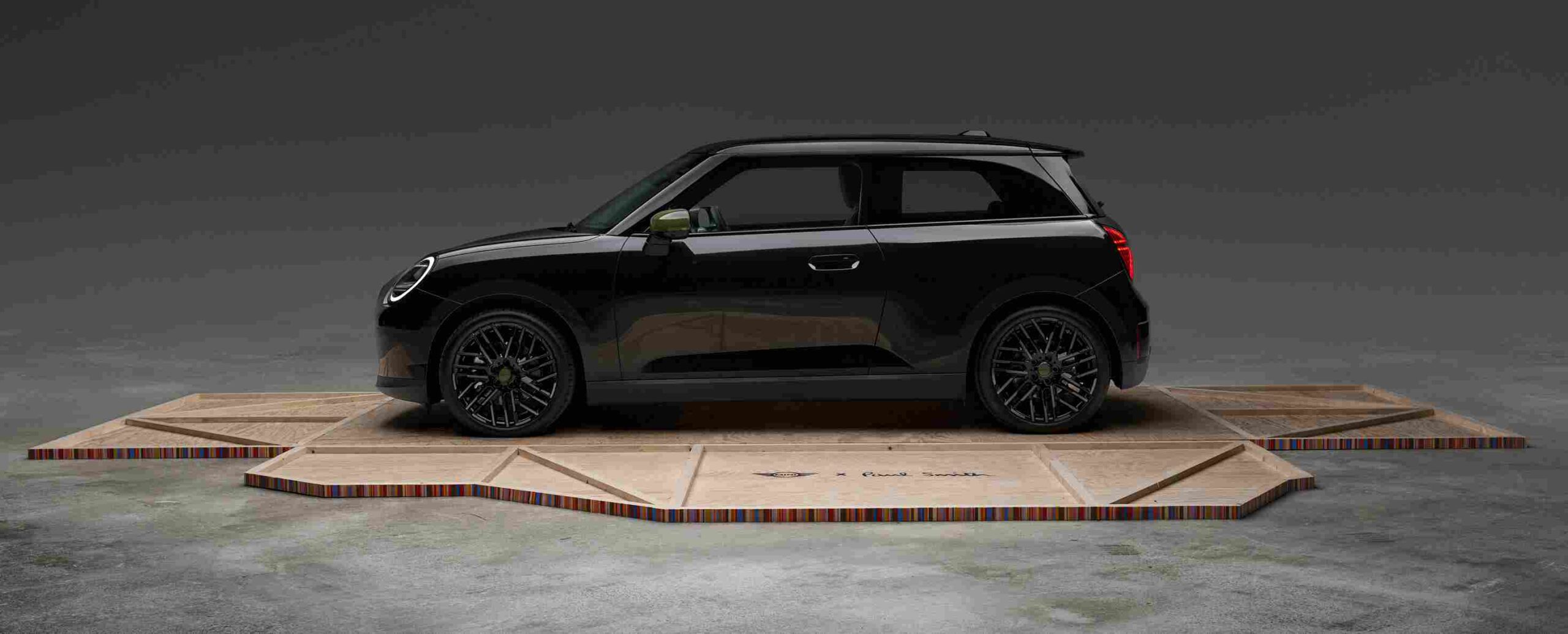 MINI Paul Smith Edition, Nottingham Green detaylar ve özgün iç tasarımıyla Japonya’da tanıtıldı.