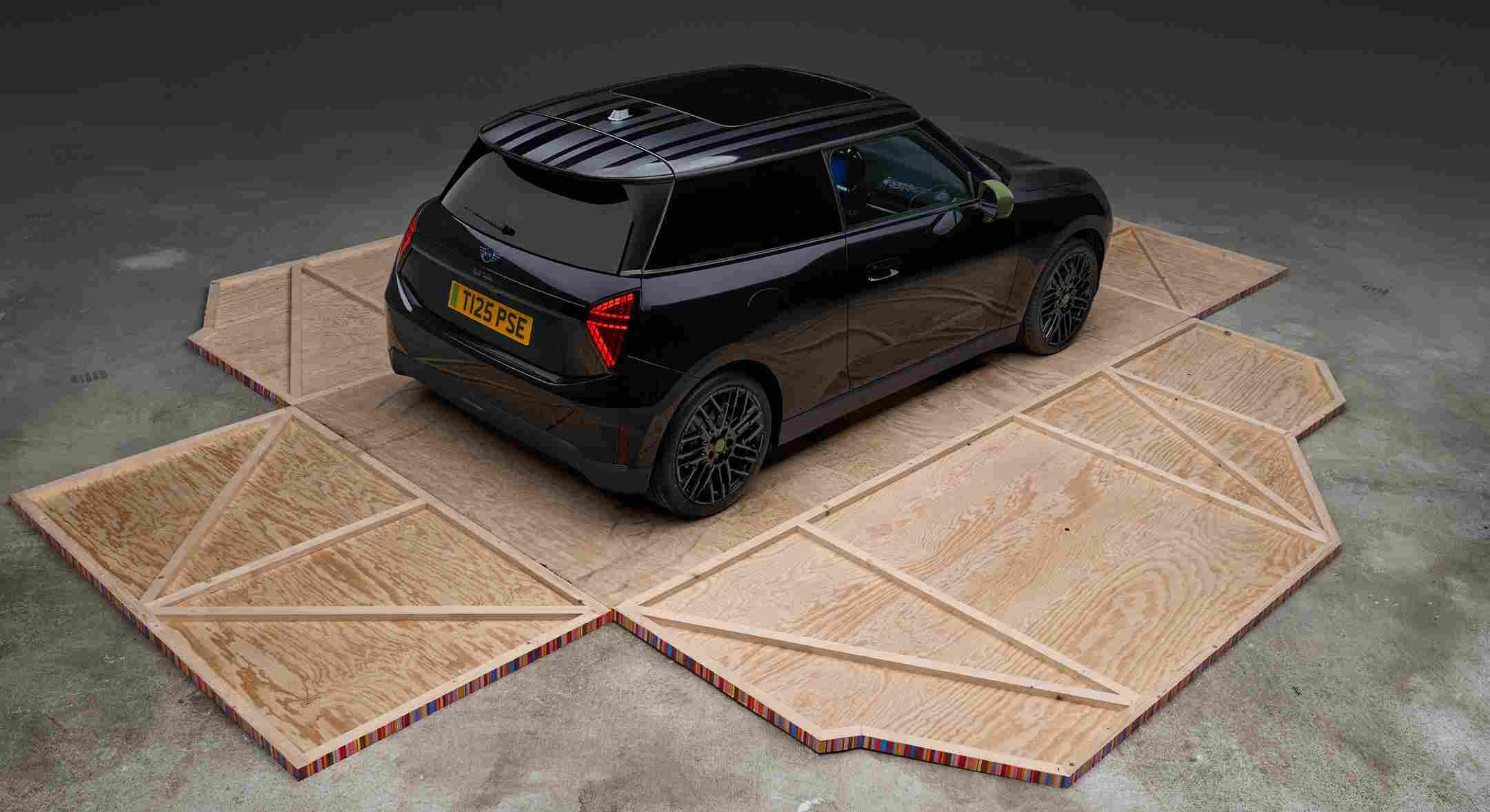 MINI Paul Smith Edition, Nottingham Green detaylar ve özgün iç tasarımıyla Japonya’da tanıtıldı.