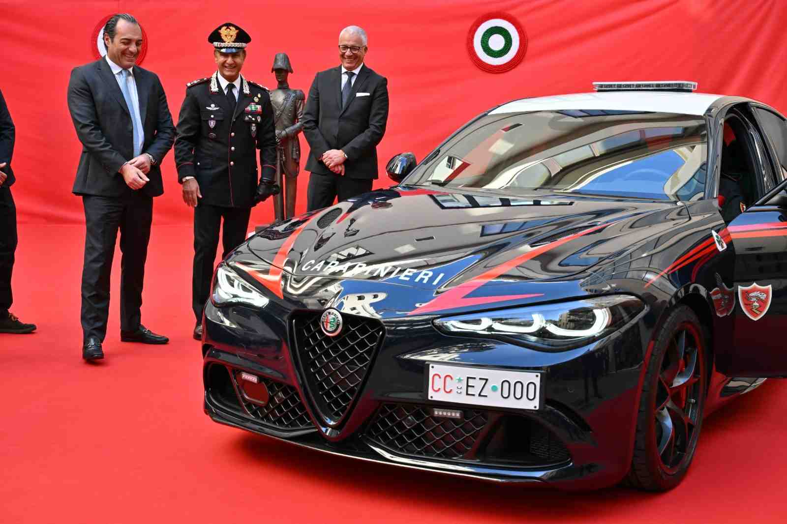 Maserati MC20 ve Alfa Romeo Giulia Quadrifoglio, Carabinieri’ye organ ve kan taşımacılığı görevleri için teslim edildi.