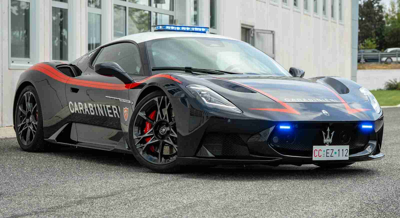 Maserati MC20 ve Alfa Romeo Giulia Quadrifoglio, Carabinieri’ye organ ve kan taşımacılığı görevleri için teslim edildi.