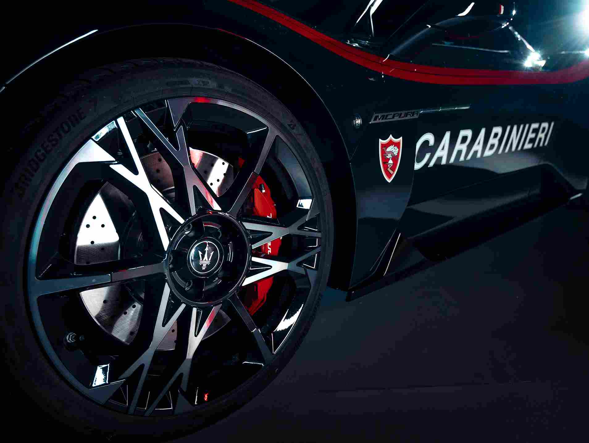 Maserati MC20 ve Alfa Romeo Giulia Quadrifoglio, Carabinieri’ye organ ve kan taşımacılığı görevleri için teslim edildi.