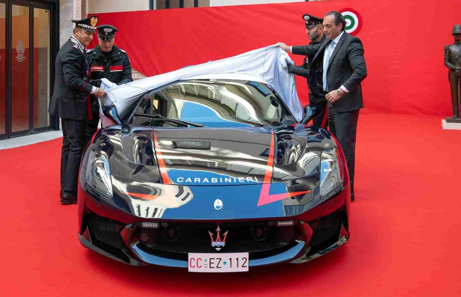 Maserati MC20 ve Alfa Romeo Giulia Quadrifoglio, Carabinieri’ye organ ve kan taşımacılığı görevleri için teslim edildi.